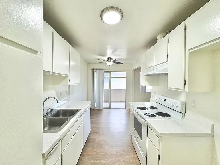 Westgate Villa Apartments — Photo 20