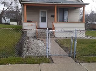 318 10th St, Waukegan, IL 60085