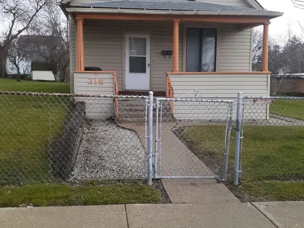 318 10th St, Waukegan, IL 60085