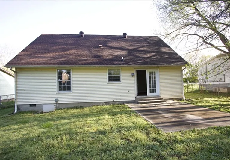 385 Louise Ln — Photo 9