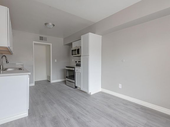 3rd image of 10741 Moorpark St APT 32