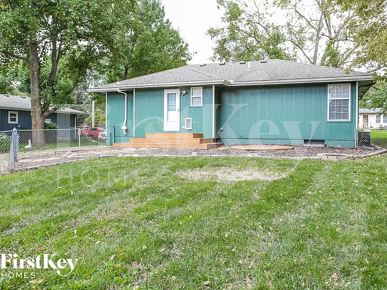 308 Oak St W — Photo 18