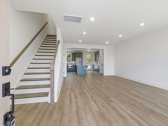 4th image of 124 Nearwater Pl