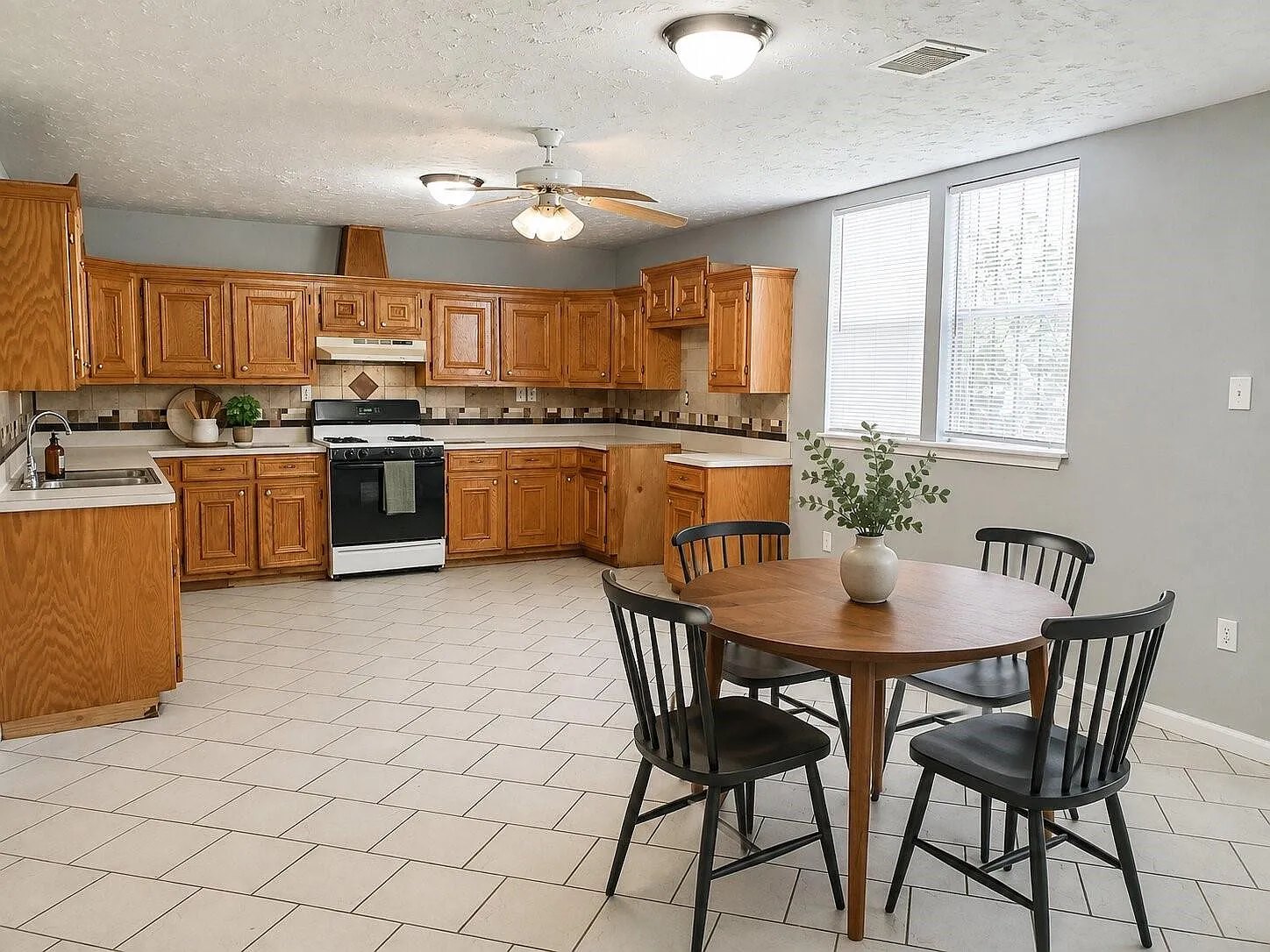 4 bed, 2.0 bath, 1684 sqft, $1,800 — Photo 3