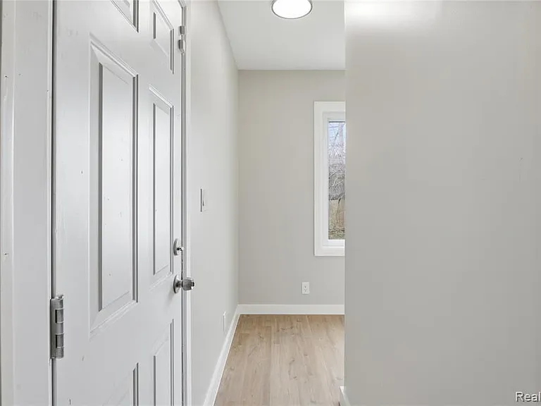 14615-14617 Winthrop St — Photo 31
