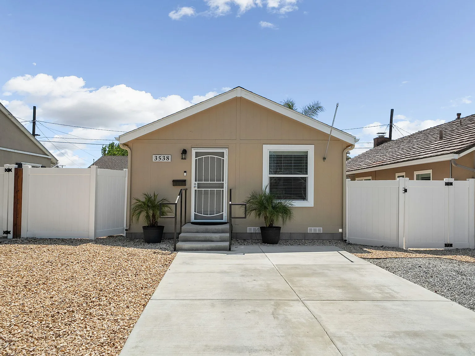 2 bed, 900 sqft, $2,800 — Photo 1