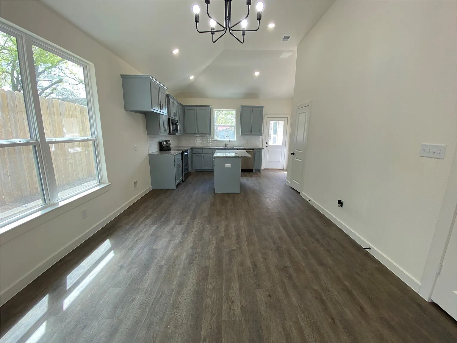 610 East Texas Street, Denison, TX 7502 — Photo 3