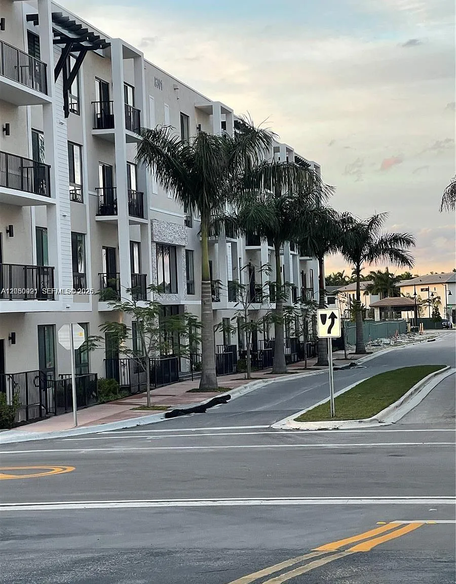 Downtown Doral South Phas — Photo 2