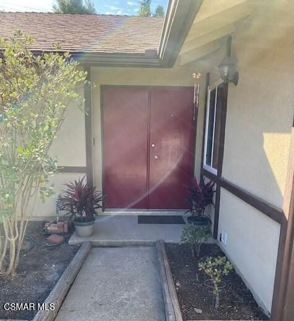 Beautifully updated, Thousand Oaks 4 + 2 single story home — Photo 1