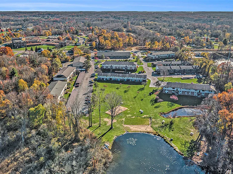 Lakeside Apartments — Photo 1