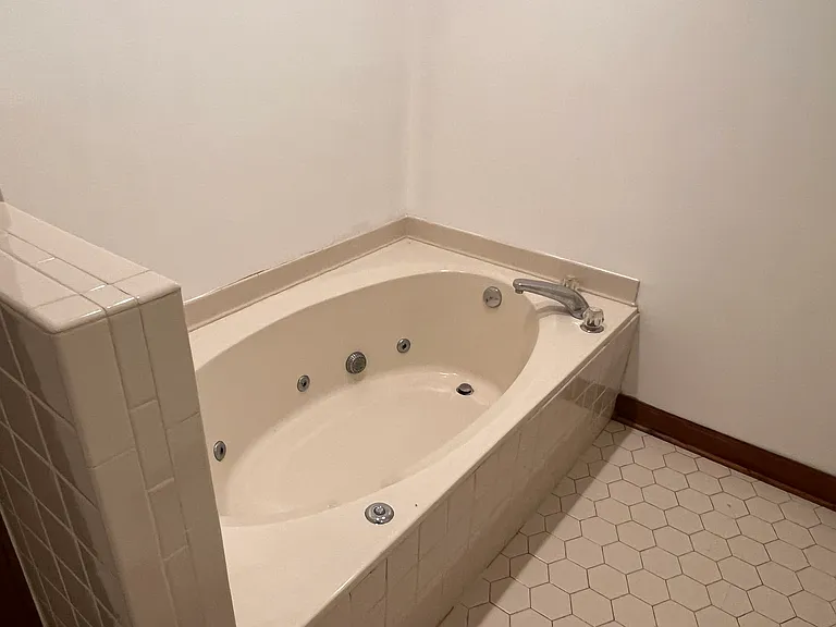 Jacuzzi tub