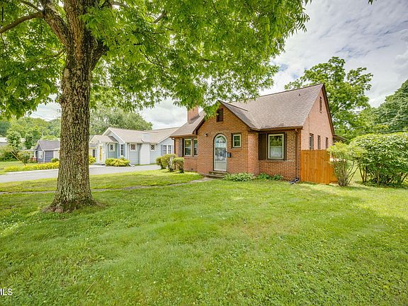 3rd image of 1623 Woodside Dr