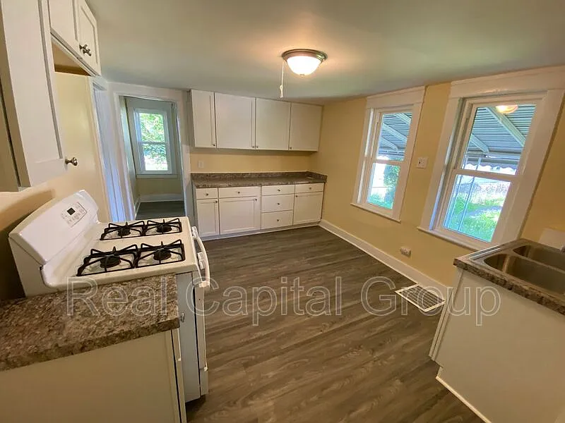 2 bed, 1.0 bath, $1,195 — Photo 3