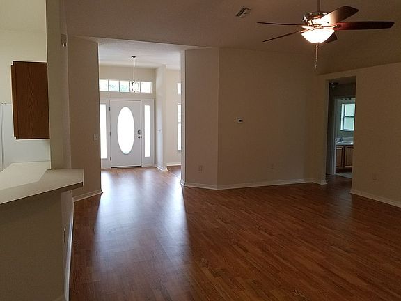 Living Room/Entrance