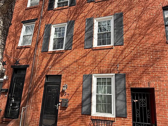 2nd image of 937 S Kenwood Ave