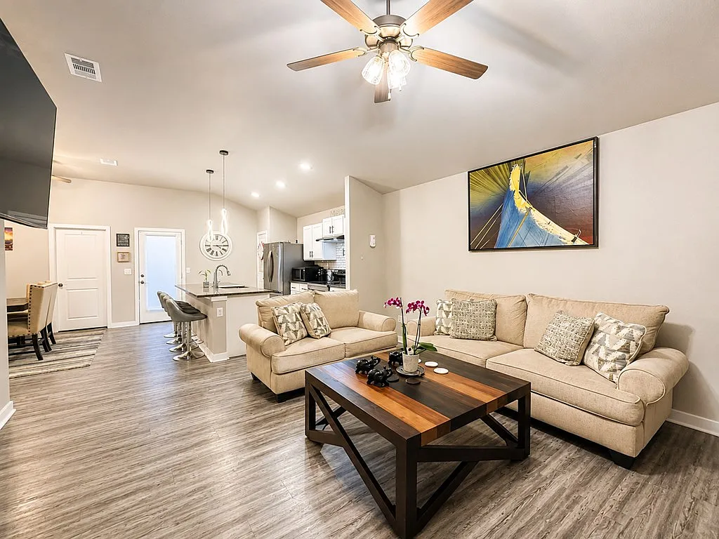 3 bed, 2.0 bath, 1421 sqft, $2,800 — Photo 3