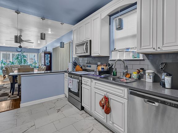 5th image of 1418 N Mayfield Ave