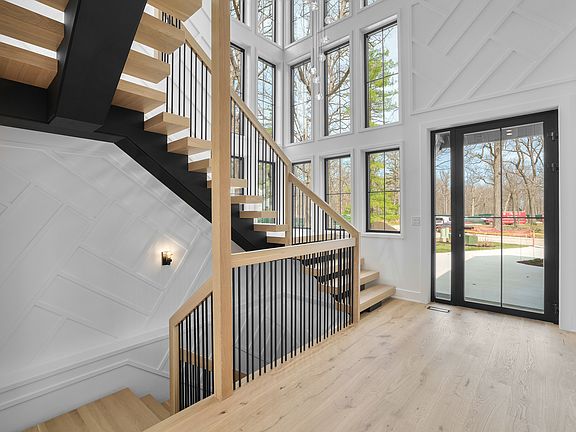 4th image of 390 Forest Edge Dr