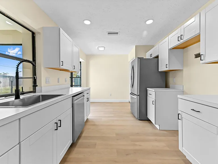 571 SE Anchor Ln — Photo 6