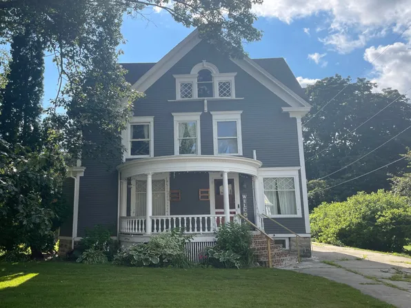 616 S Grove St, Ripon, WI 54971