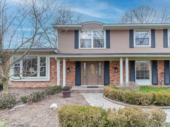 4544 Valleyview Dr, West Bloomfield, MI 48323