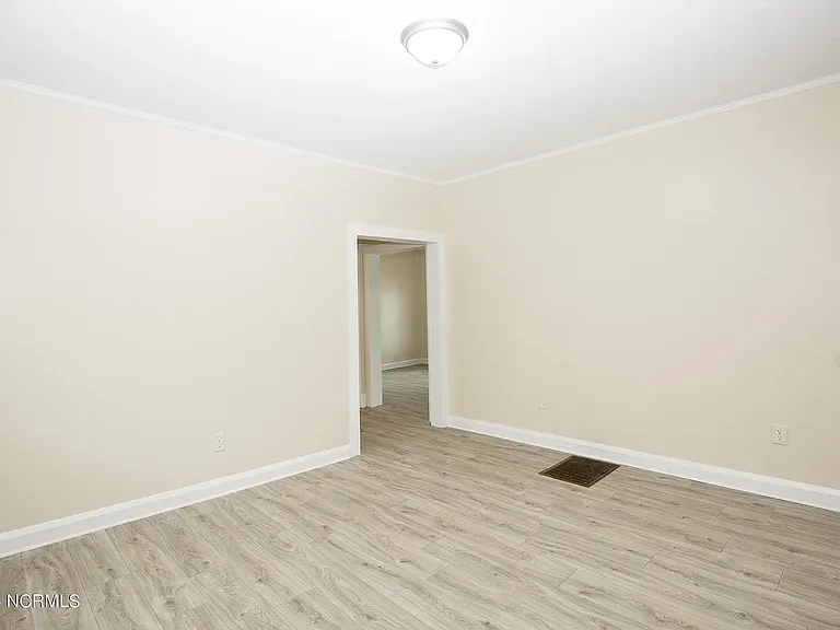 208 Robinson St — Photo 8