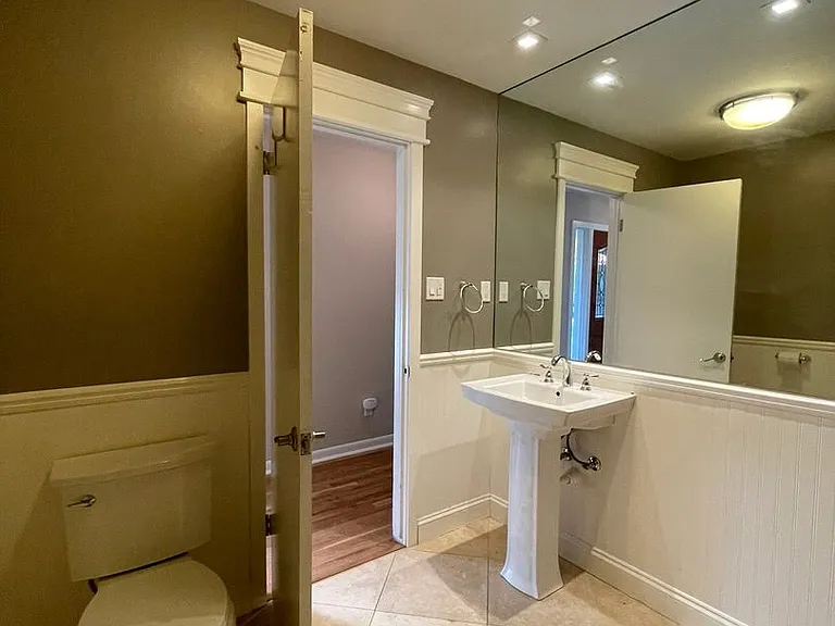 3212 Charing Cross Rd — Photo 10