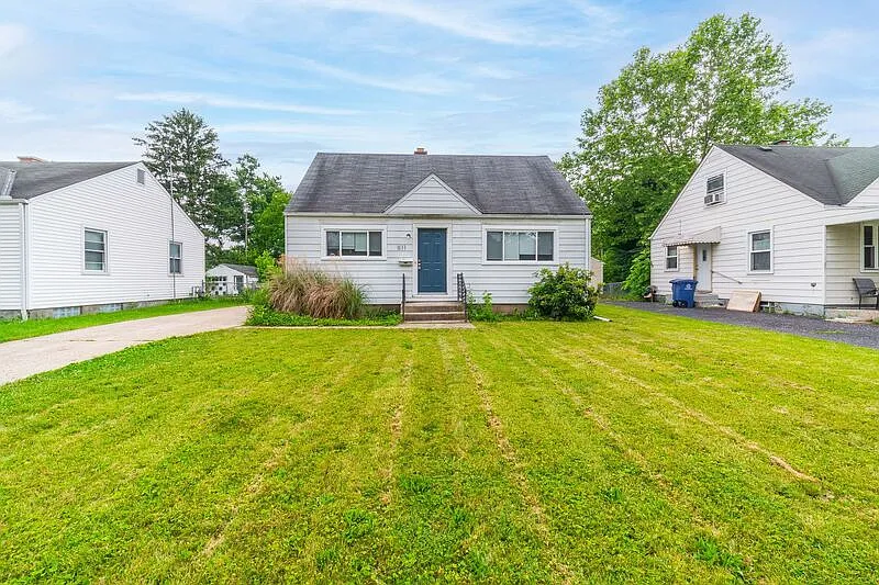 1193 Carolyn Ave