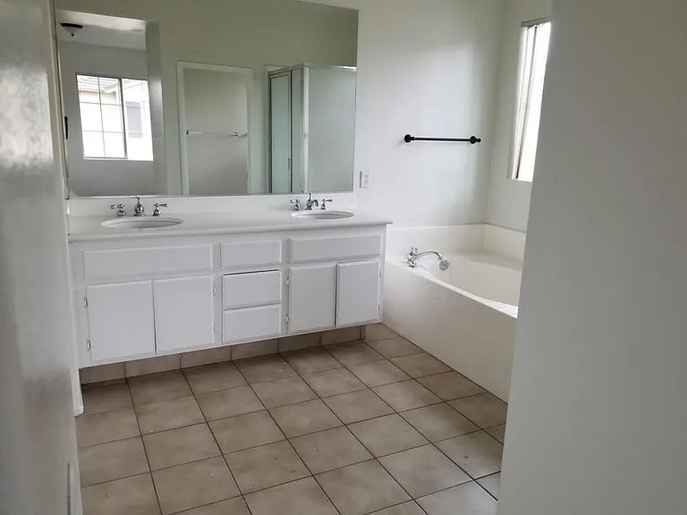 11350 Pond Ln — Photo 9