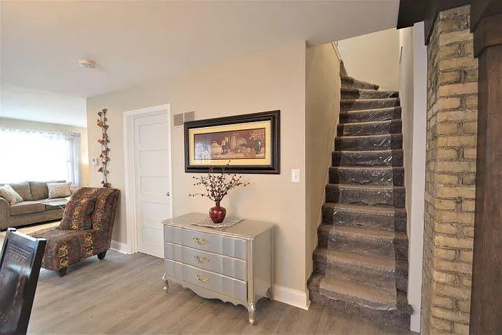 E Plankinton Ave — Photo 15