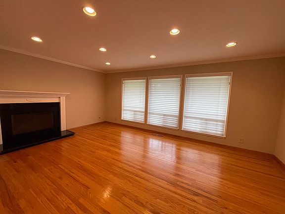 4th image of 4655 Applewood Dr