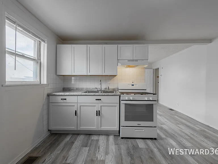 4901 Magoun Ave #1R — Photo 1