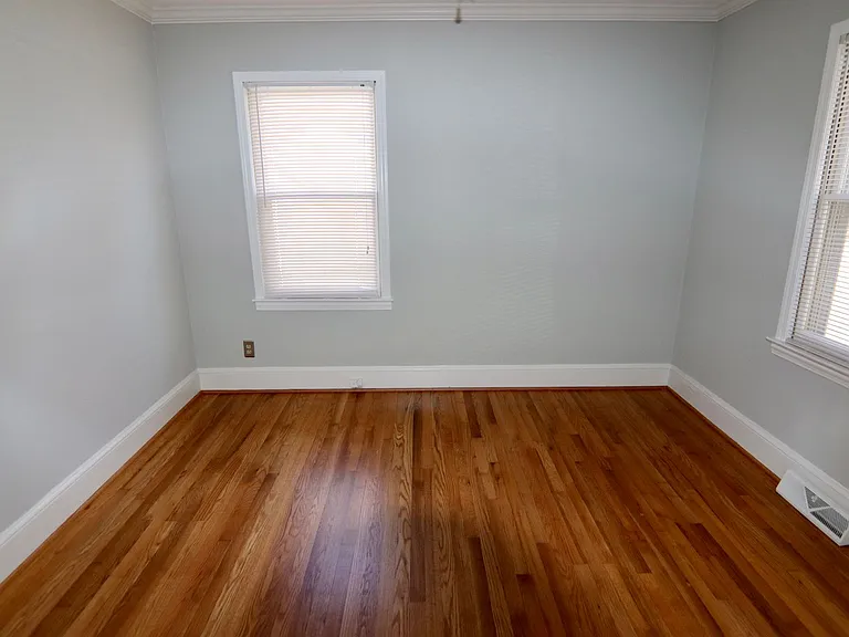 1058 Eastwood Dr — Photo 10