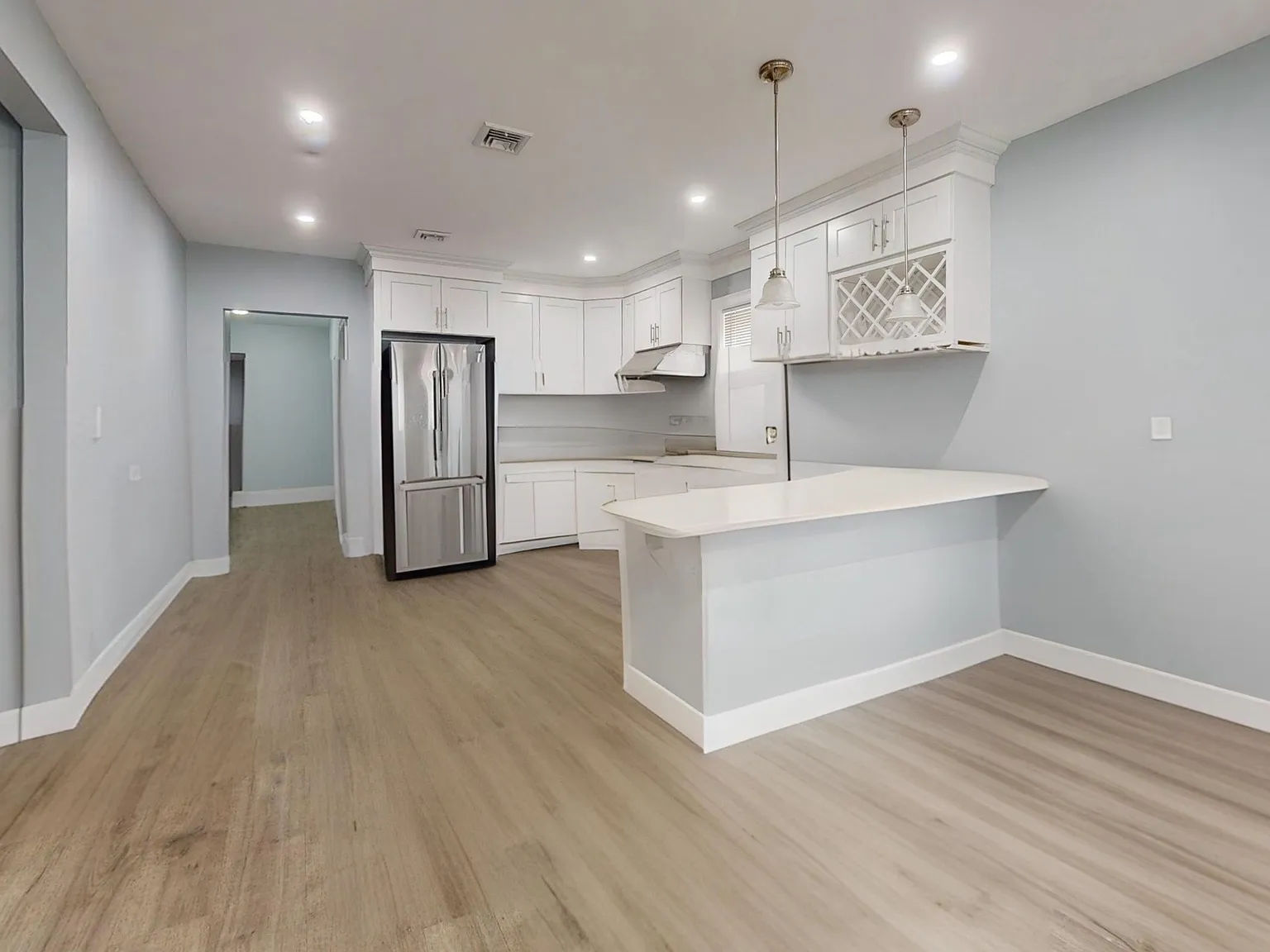 4 bed, 999 sqft, $4,195 — Photo 2
