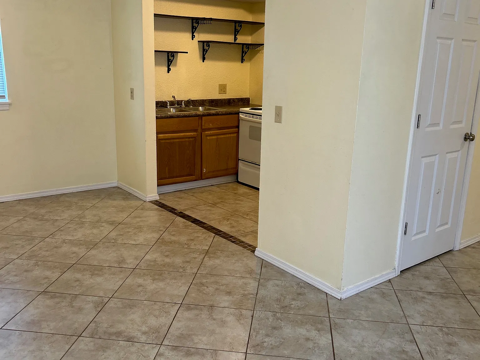 Studio, 400 sqft, $750 — Photo 3