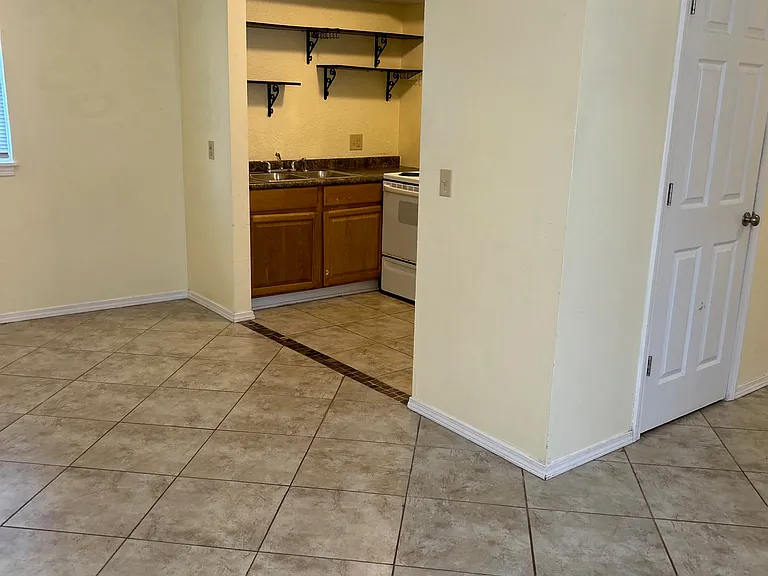 910 S Campbell Ave #2 — Photo 3