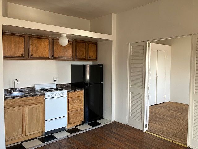 strip kitchen with gas stove