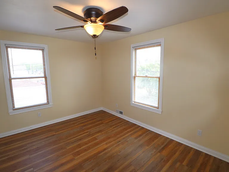 Beautifully Restored Townhouse — Photo 36