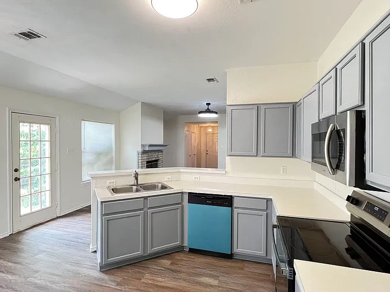7405 Nohl Ranch Rd — Photo 2