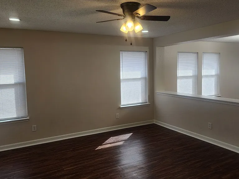 1625 Princess Ln — Photo 4