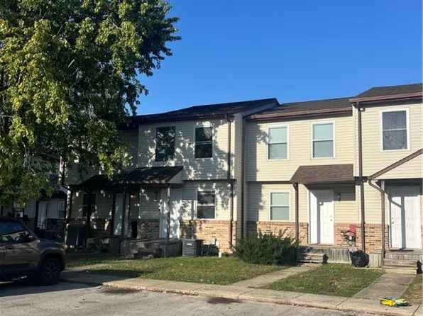 950 Edgar Dr APT 4, Charleston, IL 61920