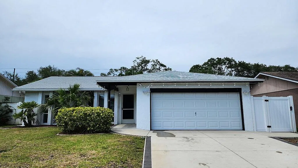 13744 Sussex Dr — Photo 2