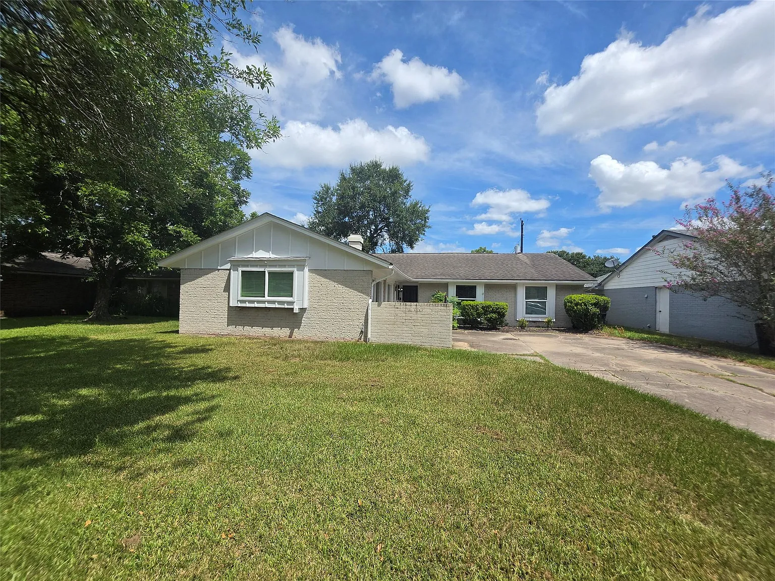 3 bed, 2.0 bath, 2157 sqft, $2,100 — Photo 2
