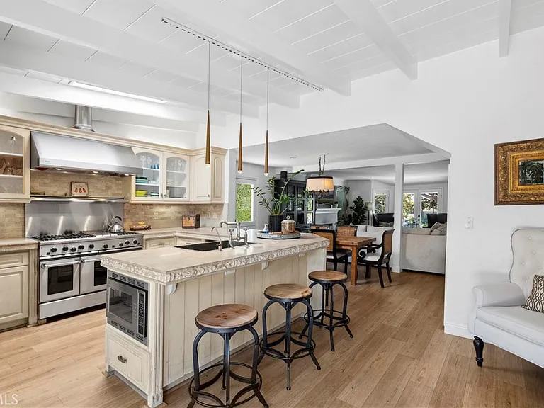 540 De Anza Dr — Photo 8