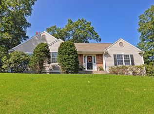 12 Cliff Dr, Plainville, MA 02762