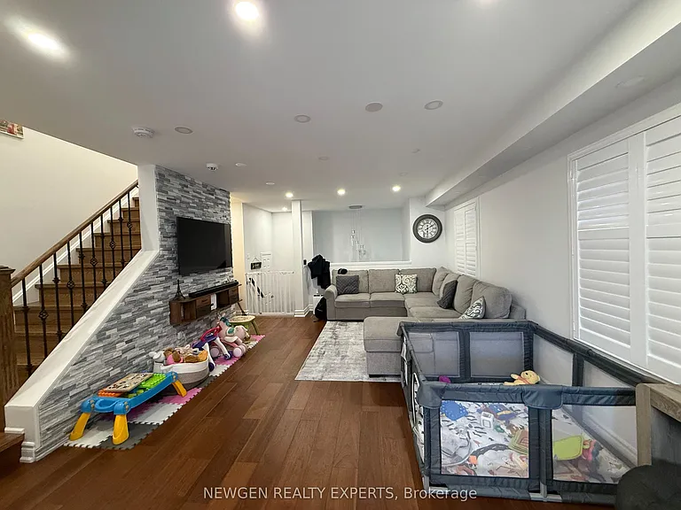 22 Rochefort Dr — Photo 7
