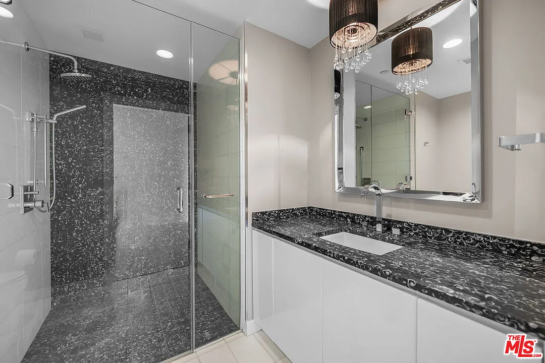 2 bed, 2.0 bath, 1600 sqft, $6,850 — Photo 3