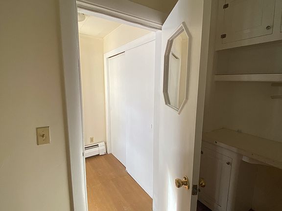 Entrance/ mudroom/ storage