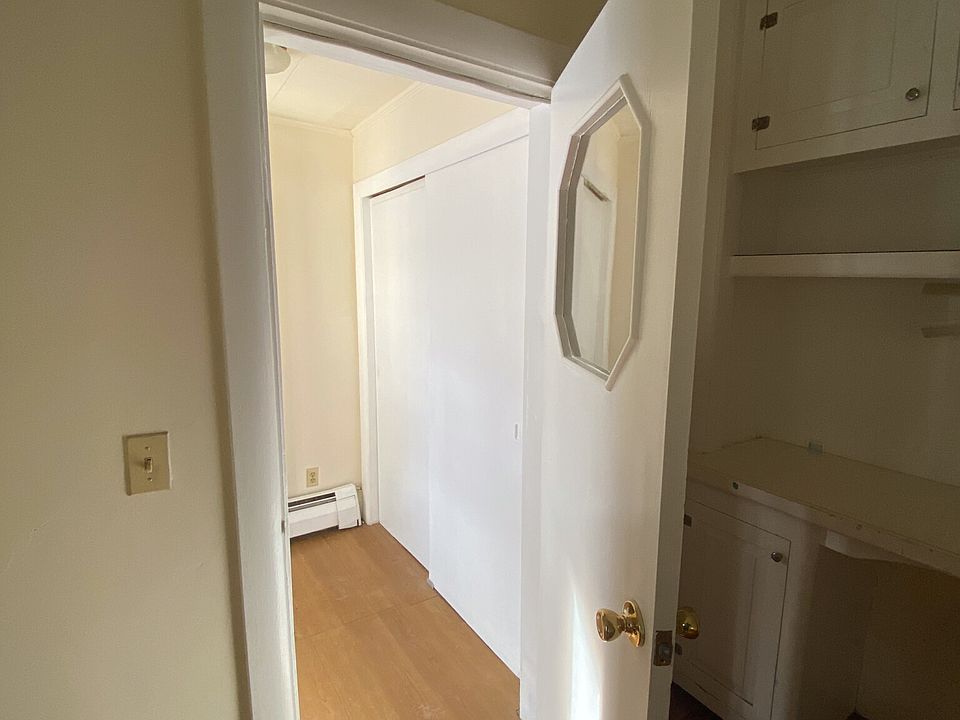 Entrance/ mudroom/ storage