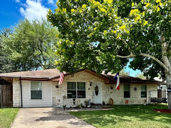 1013 E Fannin, Beeville 78102